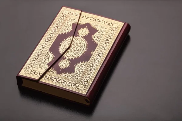 Ісламські Книги Коран Темному Тлі — стокове фото