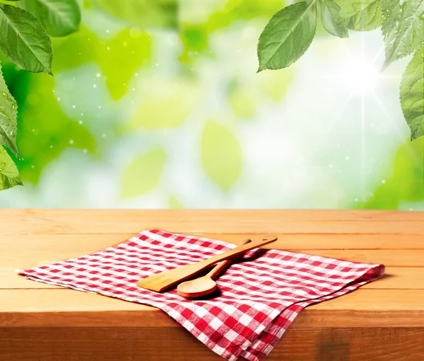 Tahta kaşık ve spatula kareli napking üzerinde 