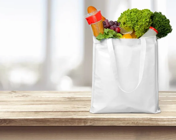 Bolsa de compras con productos de alimentación —  Fotos de Stock