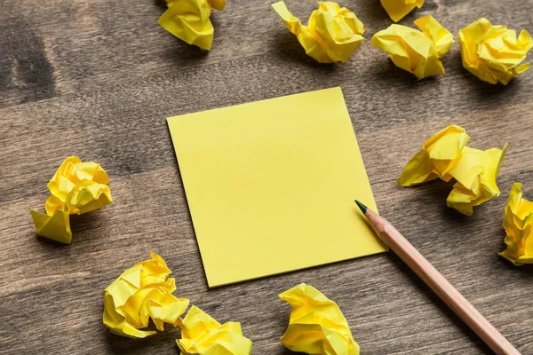 Papierseite Des Notizbuchs Auf Holzgrund — Stockfoto