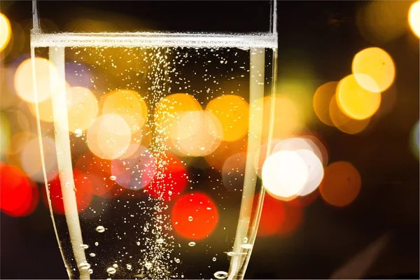 Champagneglas fyllda med kylda bubblor — Stockfoto