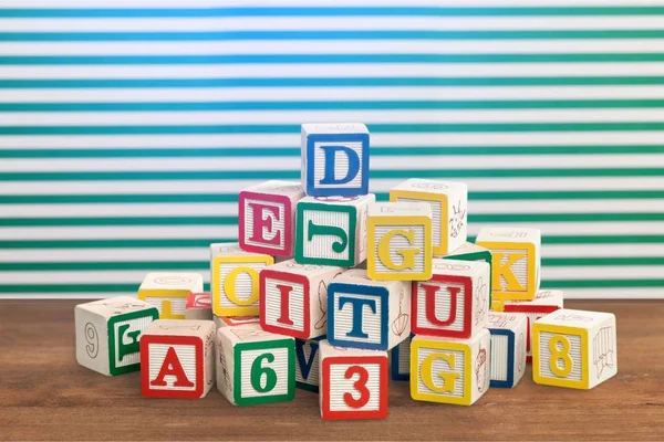 Bunte Kinderwürfel Mit Buchstaben Und Zahlen — Stockfoto