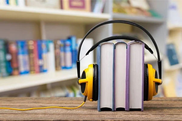 Montón de libros y auriculares —  Fotos de Stock