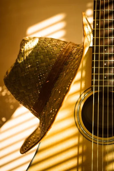 Guitarra Acústica Con Sombrero Sobre Fondo Claro —  Fotos de Stock