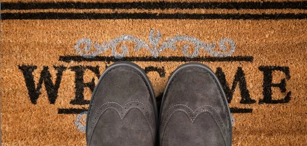 Обувь на приветственном коврике — стоковое фото