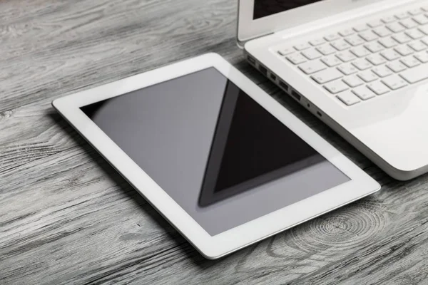 Ноутбук с чистым экраном — стоковое фото