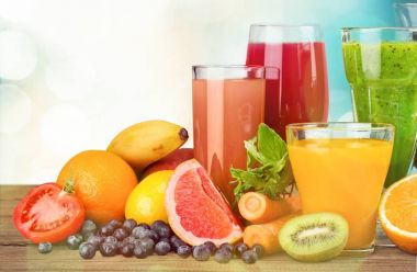 taze meyve suyu bir bardak 