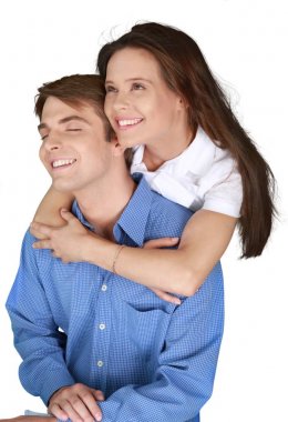 Genç çift sarılıyor.