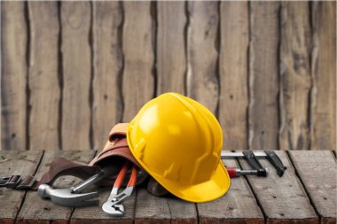 ekipman ile sarı kask