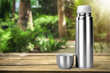 Aktif yaşam, arka plan üzerinde izole için metal termos