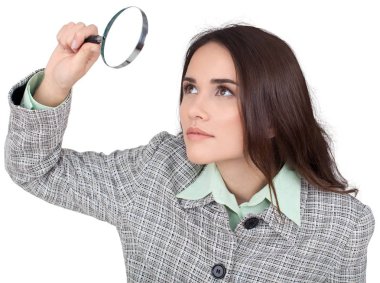 Elinde büyüteç tutan kadın.