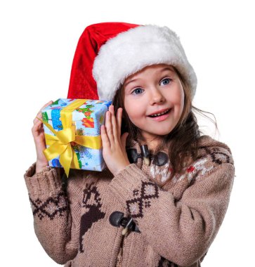 Hediye kutusu olan küçük kız.