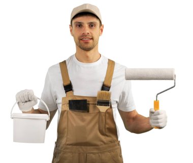 Beyaz arka plan üzerinde izole boya silindiri tutan adam