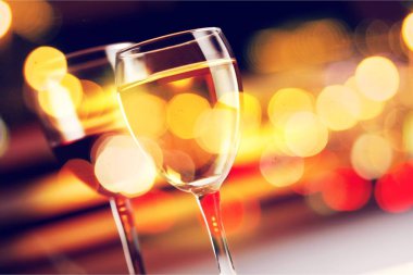 Bardak koyu arka plan üzerinde beyaz şarap 