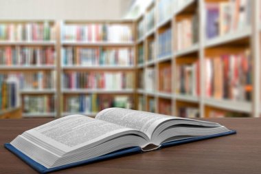 Masanın üzerinde kitabı aç