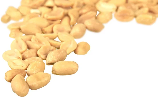 Сушеный арахис на белом — стоковое фото