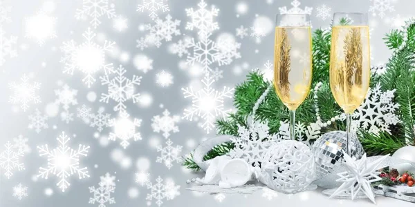 Noel süslemeleri ile şampanya bardağı 