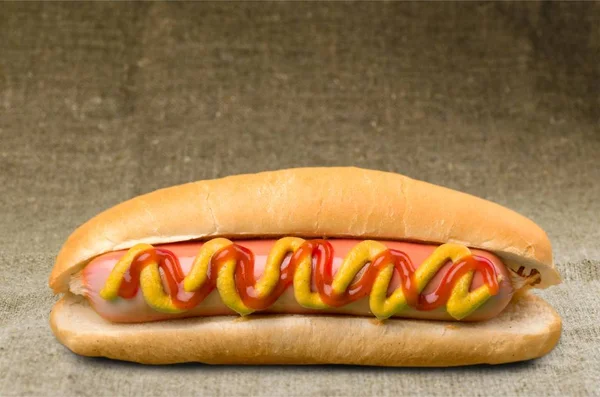 Hot dog sinapin ja ketsupin kanssa — kuvapankkivalokuva