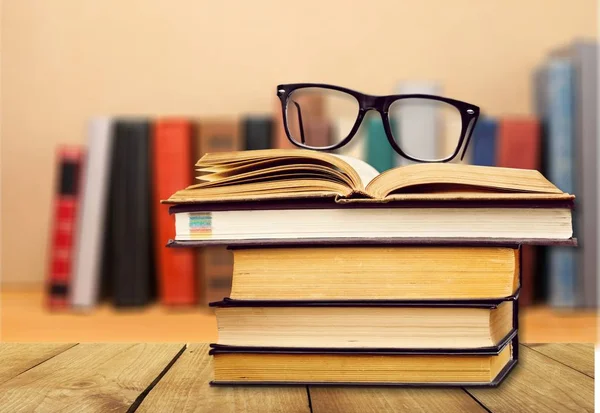 Montón de libros con gafas — Foto de Stock