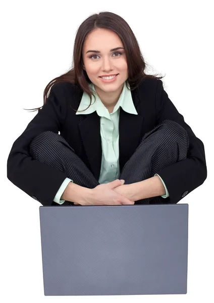 Бізнес-леді використовує ноутбук — стокове фото