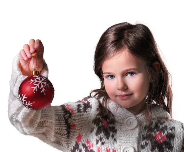 Девочка с рождественским мячом — стоковое фото