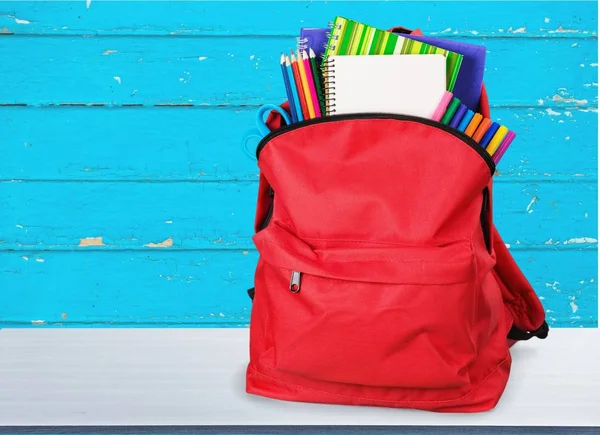 Skolan ryggsäck med pappersvaror — Stockfoto