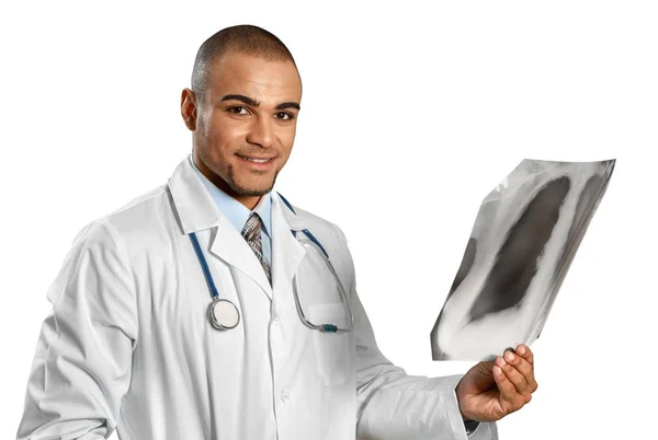 Красивий чоловік лікар тримає рентгенівський знімок — стокове фото