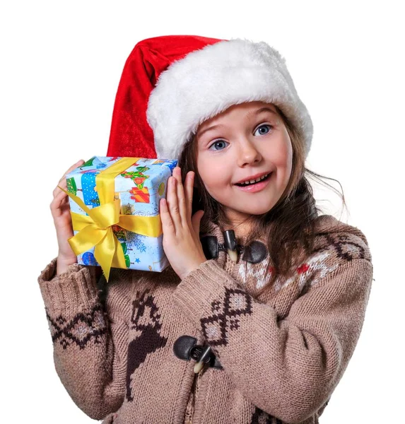 Hediye kutusu olan küçük kız.
