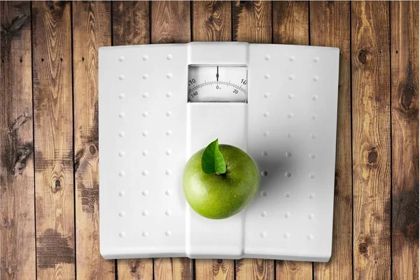 Koupelna měřítku, apple na bílém — Stock fotografie