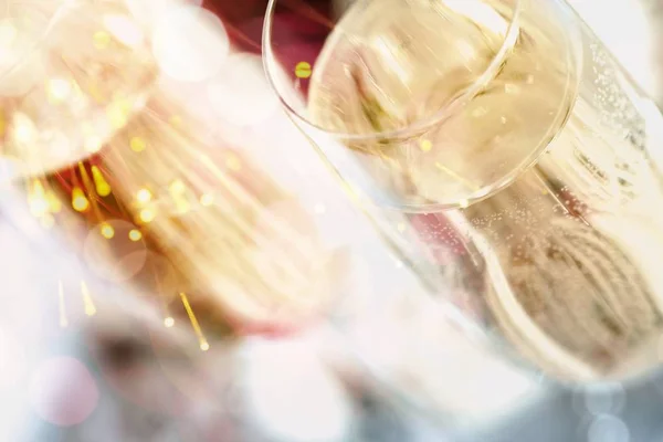 Келихи шампанського з фігурною стрічкою — стокове фото