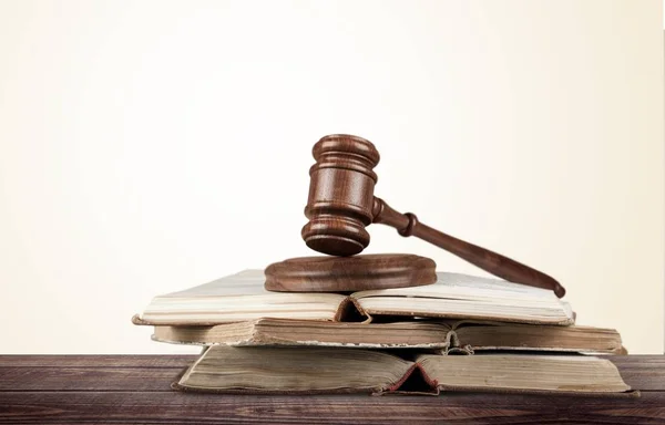 Books and wooden gavel — Stock Photo, Image