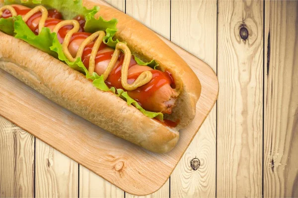 Hot dog sinapin ja ketsupin kanssa — kuvapankkivalokuva