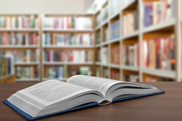 Masanın üzerinde kitabı aç