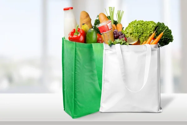 Shopping tassen met boodschappen producten — Stockfoto