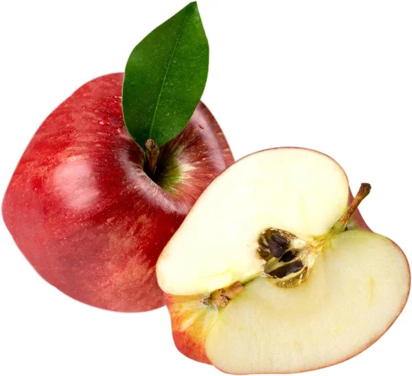 Свежее красное яблоко и половина — стоковое фото