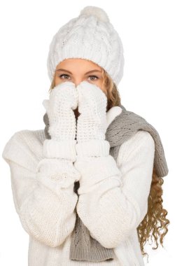  Kışın giyinmiş genç bir kadın.