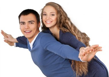 Genç çift sarılıyor.