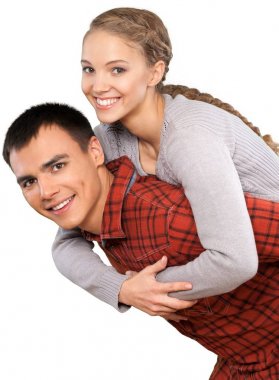 Genç çift sarılıyor.