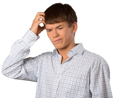 Beyaz arka plan üzerinde izole düşünceli genç adam