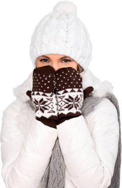  Kışın giyinmiş genç bir kadın.