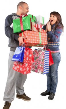 Genç çift holding hediye arka plan üzerinde 