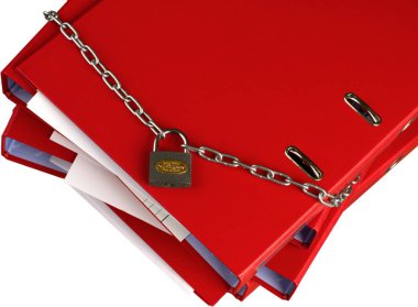 Dosya klasörleriyle zinciri ve beyaz arka plan üzerinde izole kilit