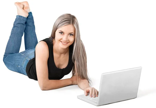 Piękna kobieta korzystająca z laptopa — Zdjęcie stockowe