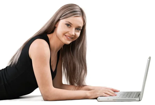 Vacker kvinna som använder laptop — Stockfoto