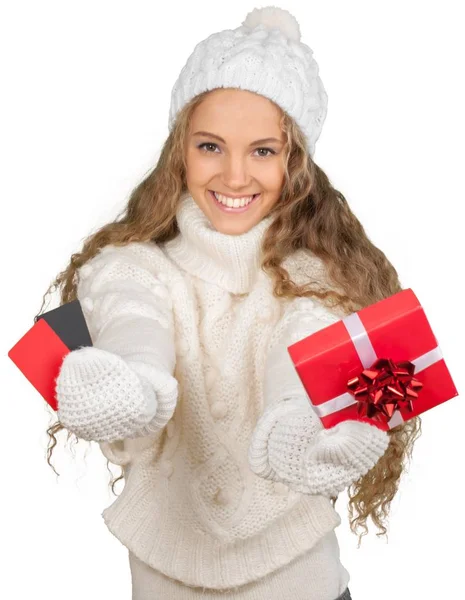 Vacker kvinna med julklapp — Stockfoto