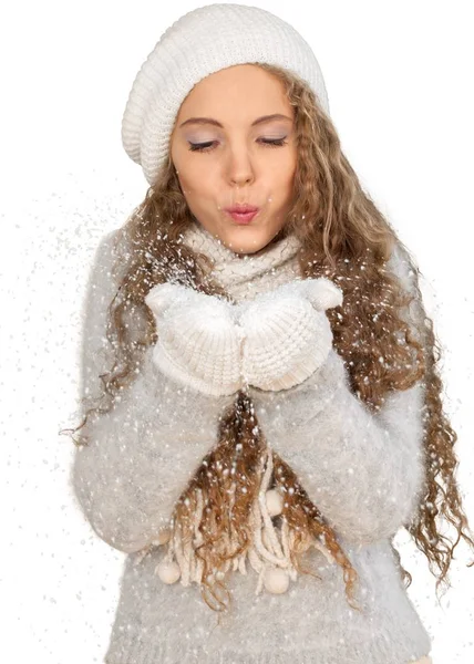 Junge Frau pustet Schnee — Stockfoto