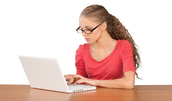 Niedliche Frau mit Laptop — Stockfoto