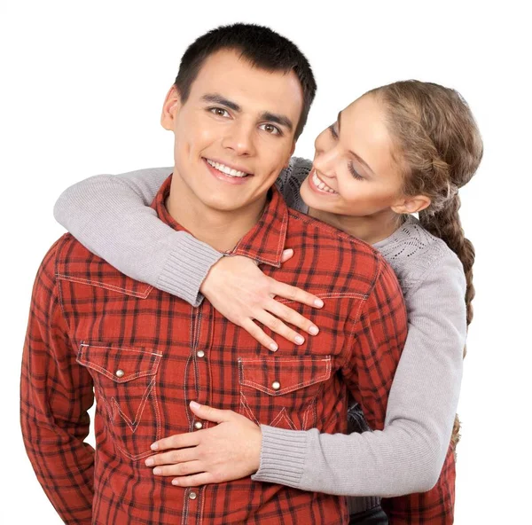 Молодая пара обнимается — стоковое фото