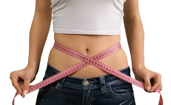 年轻女子测量腰围 — 图库照片