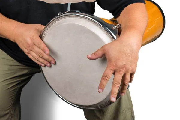 Mains masculines jouant du tambour — Photo